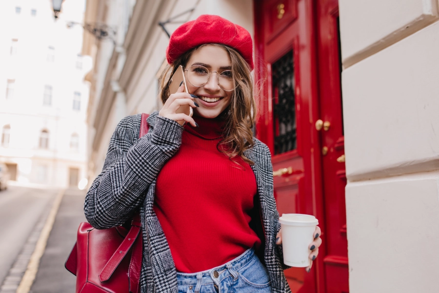 chica atractiva de buen humor pasar el fin de semana en la ciudad y disfrutar de un cafe