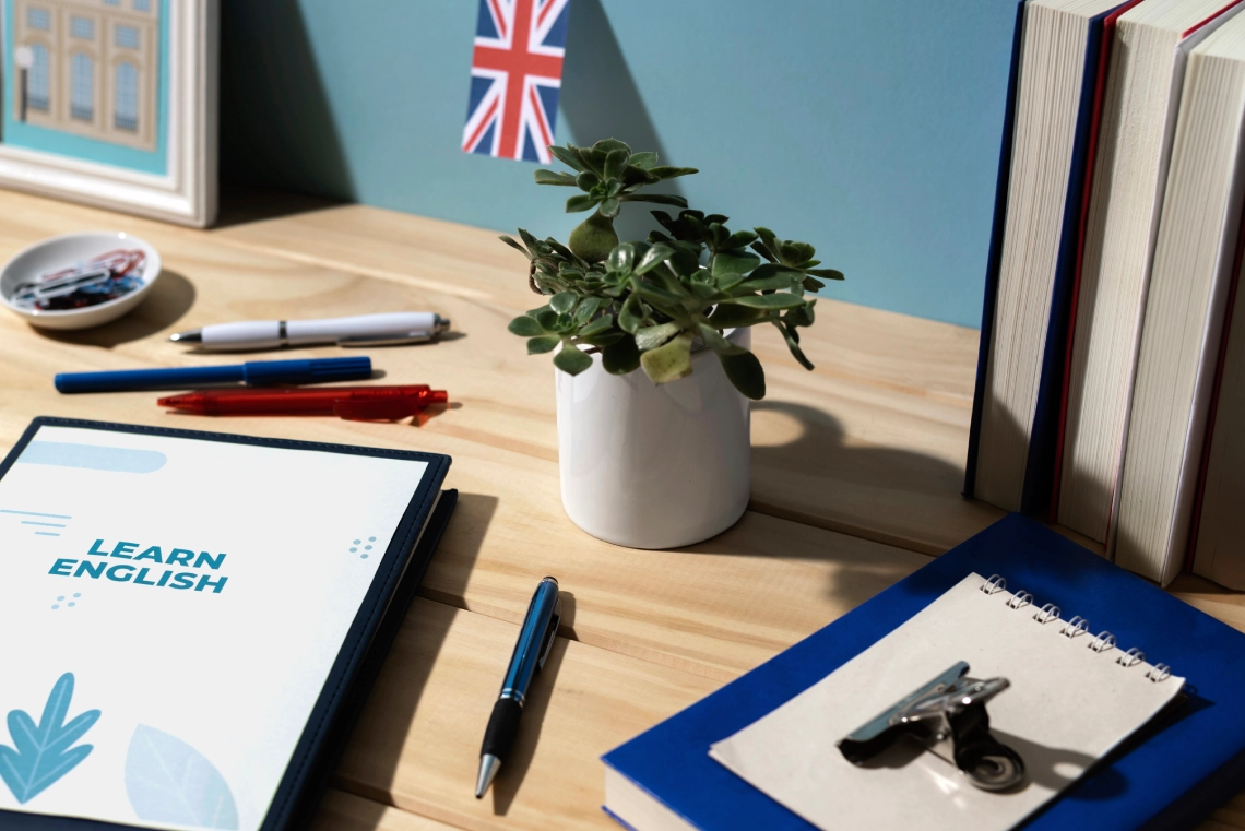 libro de ingles descansando sobre la mesa del espacio de trabajo (1)